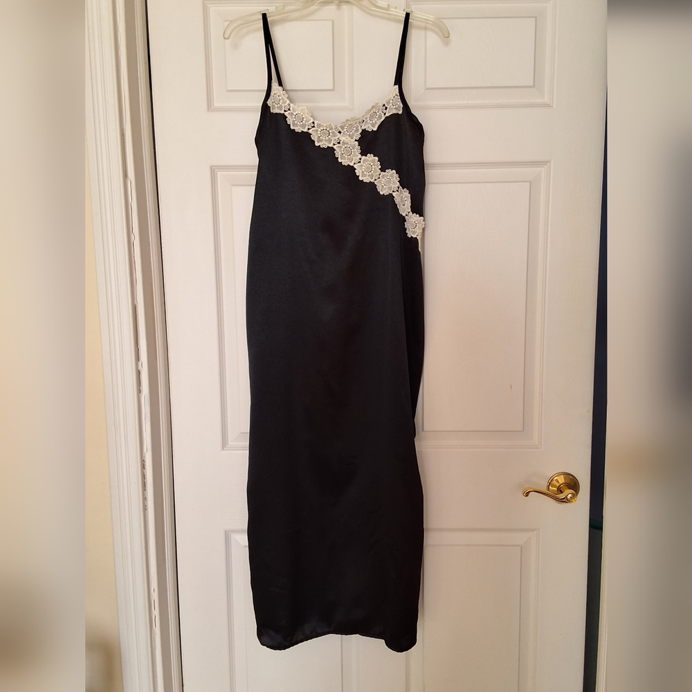 💥SALE💥 Women's XS, Embroidered Flower Neckline, Long Black Dress